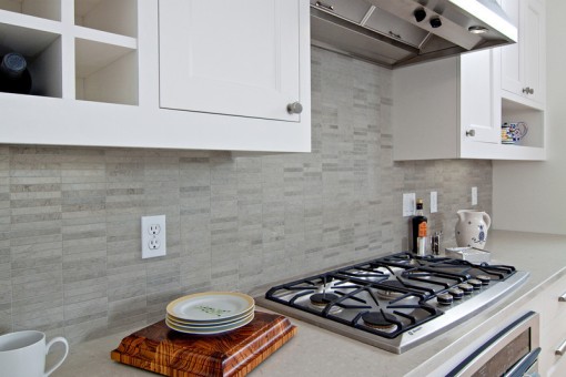 Gray blue stone "sticks" are something different and edgy in this othewise traditional beach kitchen